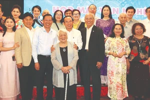 Bí thư Thành ủy TPHCM Nguyễn Văn Nên cùng các đồng chí lãnh đạo TPHCM với các văn nghệ sĩ. Ảnh: DŨNG PHƯƠNG