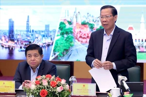 Chủ tịch UBND TPHCM Phan Văn Mãi tiếp thu các ý kiến góp ý 