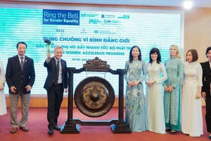 Các đại biểu cùng hưởng ứng chiến dịch “Rung chuông vì bình đẳng giới” diễn ra tại HNX ngày 6-3. Bà Phạm Thị Vân Khánh, Giám đốc Ban Khách hàng doanh nghiệp BIDV - đứng thứ 4 từ phải qua.
