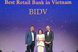 Bà Nguyễn Thị Quỳnh Giao, Phó Tổng Giám đốc BIDV đại diện Ngân hàng nhận giải thưởng từ The Asian Banker