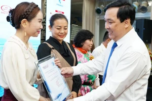 Phó Tổng Biên tập Báo Pháp Luật TPHCM Nguyễn Thái Bình trao thư cảm ơn cho nhà tài trợ