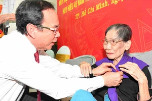 Bí thư Nguyễn Văn Nên trao Huy hiệu Đảng đến nhà thơ Lê Giang và nhạc sĩ Lư Nhất Vũ