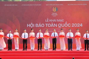 Bí thư Thành ủy TPHCM Nguyễn Văn Nên cùng các đại biểu cắt băng khai mạc Hội Báo toàn quốc năm 2024. Ảnh VIỆT DŨNG