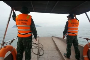 Lực lượng chức năng tìm kiếm ngư dân nghi mất tích trên vùng biển thị xã Kỳ Anh