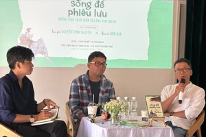 Nhà văn Nguyễn Vĩnh Nguyên, họa sĩ Linh Rab và nhà văn Huỳnh Trọng Khang (từ phải qua)