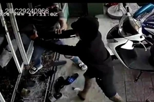 Truy tìm thanh niên dùng súng bắn vào một cửa hàng ở Long An
