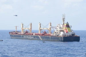 Tàu Ruen sau khi được giải cứu hôm 16-3. Ảnh: Hải quân Ấn Độ