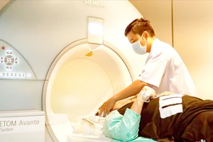 Bệnh nhân được chụp MRI tại Trung tâm Ung bướu Bệnh viện Chợ Rẫy. Ảnh: MINH NAM