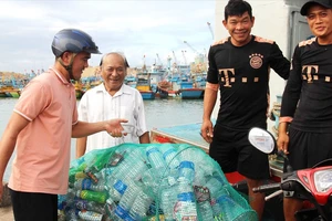 Tỉnh Bình Định triển khai mô hình tàu cá đánh bắt xa bờ có trách nhiệm mang rác nhựa về