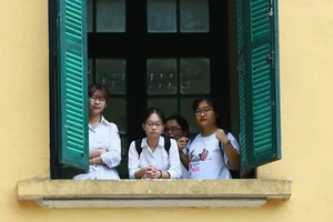Nhiều học sinh ở Hà Nội khá vất vả để có được chỗ học lớp 10 công lập.