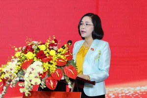 Bà Nguyễn Thị Thanh, Trưởng Ban Công tác đại biểu thuộc UBTVQH báo cáo tại hội nghị. Ảnh: QUANG PHÚC