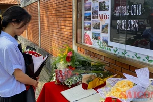 Người dân đến đặt hoa tưởng niệm trước Tổng lãnh sự quán Liên Bang Nga tại TP Đà Nẵng sáng 26-3