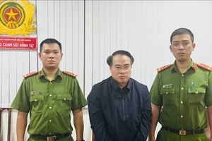 Công an TPHCM đã tống đạt quyết định khởi tố bị can, thi hành lệnh bắt để tạm giam đối với ông Đặng Việt Hà. Ảnh: CHÍ THẠCH
