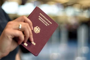 Khoảng 10 triệu người sống ở Đức không có hộ chiếu Đức. Ảnh: Financial Times