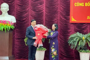 Đồng chí Trương Thị Mai trao Quyết định cho đồng chí Nguyễn Hoài Anh
