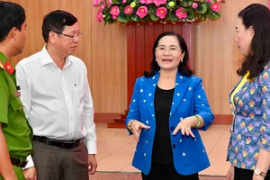 Đồng chí Nguyễn Thị Lệ trao đổi với lãnh đạo quận Bình Thạnh tại hội nghị. Ảnh: VIỆT DŨNG
