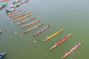 Mãn nhãn với Giải đua thuyền truyền thống trên sông Hàn