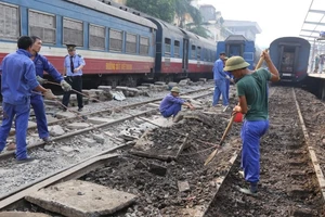 Thi công nâng cấp hạ tầng đường sắt tại ga Hà Nội. Ảnh: QUANG PHÚC
