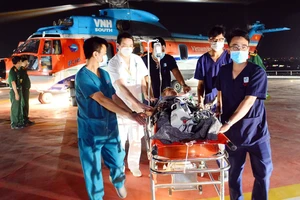 Vận chuyển cấp cứu đường hàng không đưa bệnh nhân từ Trường Sa về đất liền điều trị