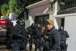Lực lượng an ninh Ecuador đã xông vào Đại sứ quán Mexico tại Thủ đô Quito để bắt cựu Phó Tổng thống Jorge Glas. Ảnh: NBC News