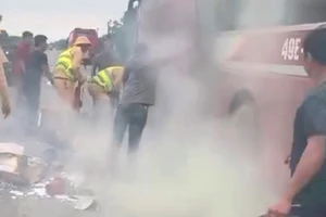 CSGT Công an Hà Tĩnh cùng nhà xe và người dân tham gia dập lửa 