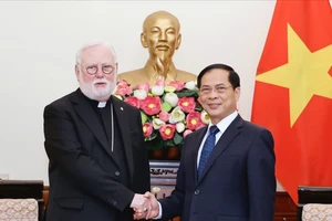 Bộ trưởng Ngoại giao Bùi Thanh Sơn tiếp Bộ trưởng Ngoại giao Vatican đang có chuyến thăm lịch sử đến Việt Nam. Ảnh: VIẾT CHUNG