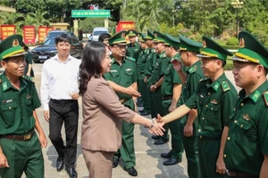 Quyền Chủ tịch nước Võ Thị Ánh Xuân cùng đoàn công tác đến thăm cán bộ, chiến sĩ Đồn Biên phòng cửa khẩu quốc tế Xa Mát. Ảnh: TTXVN