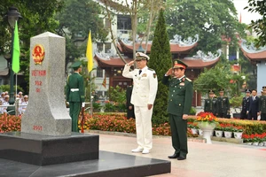 Bộ trưởng Phan Văn Giang và Bộ trưởng Đổng Quân lễ chào cột mốc 102 (2) bên phía Việt Nam