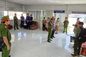 Cơ quan Cảnh sát điều tra, Công an tỉnh Bình Thuận công bố quyết định khởi tố bị can, thi hành lệnh bắt tạm giam đối với 2 Phó Giám đốc Trung tâm Đăng kiểm xe cơ giới 86-02D. Ảnh: CA