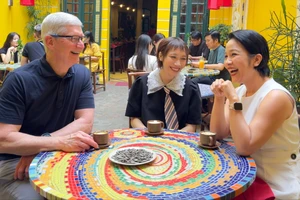 CEO Apple Tim Cook uống cafe trứng với mẹ con ca sĩ Mỹ Linh ở phố cổ Hà Nội