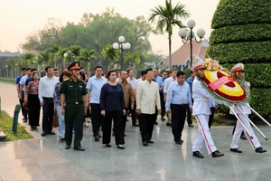 Bộ trưởng Nguyễn Chí Dũng cùng đoàn công tác đến đặt vòng hoa, dâng hương tưởng niệm và tri ân các anh hùng liệt sĩ tại Nghĩa trang liệt sĩ quốc gia A1.