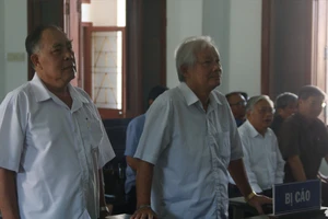 Ông Đỗ Duy Vinh và Phạm Đình Cự tại phiên tòa sáng 15-4