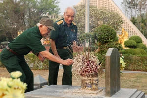 Các cựu chiến sĩ Điện Biên viếng đồng đội tại Nghĩa trang liệt sĩ Điện Biên Phủ, chiều 16-4. Ảnh: QUANG PHÚC