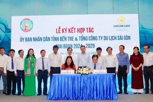 Đại diện lãnh đạo UBND tỉnh Bến Tre và đại diện lãnh đạo Saigontourist Group thực hiện nghi thức ký kết
