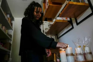 Người dân ở thành phố Quito, Ecuador, thắp nến chuẩn bị cho tình trạng mất điện ngày 16-4. Ảnh: Al Jazeera