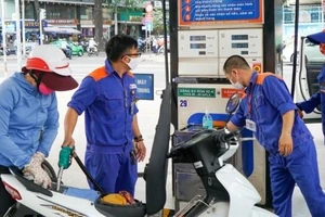 Giá xăng dầu giảm mạnh trong kỳ nghỉ lễ