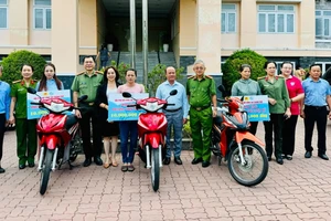 Hội Phụ nữ Công an TPHCM, Công an quận 8 và Ủy ban MTTQ Việt Nam quận 8 trao tặng phương tiện sinh kế và hỗ trợ vốn cho các trường hợp khó khăn ở quận 8