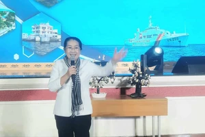 Bà Võ Thị Dung, nguyên Phó Bí thư Thành ủy TPHCM, Trưởng đoàn đại biểu TPHCM phát biểu cảm nghĩ trong buổi họp mặt