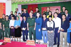 Bộ Tư lệnh TPHCM trao tặng kinh phí xây dựng "Nhà đồng đội", tặng quà hộ nghèo tỉnh Hà Giang