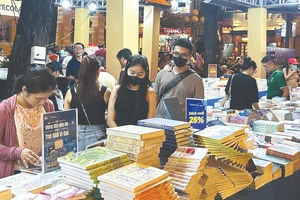 Bạn đọc mua sách tại Ngày Sách và Văn hóa đọc Việt Nam năm 2024