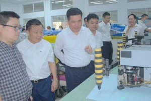 Bộ trưởng Bộ Công thương Nguyễn Hồng Diên thăm và làm việc tại các nhà máy sản xuất da giày tỉnh Bình Dương