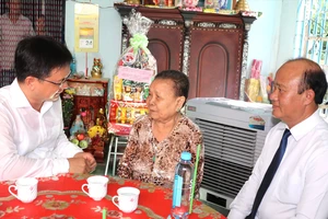 Trưởng Ban Dân vận Thành ủy TPHCM Nguyễn Mạnh Cường và Phó Bí thư Thường trực Quận ủy quận 8 Đỗ Hữu Trí thăm hỏi gia đình chính sách tại quận 8