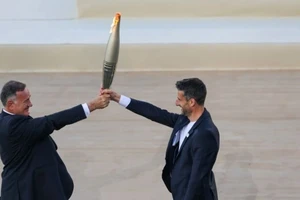 Chủ tịch Ủy ban Olympic Hy Lạp Spyros Capralos đã trao ngọn đuốc cho Chủ tịch Ủy ban tổ chức Olympic và Paralympic Paris 2024 Tony Estanguet . Ảnh: Paris 2024 Press