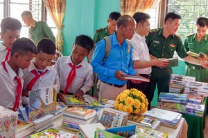 Học sinh Trường Tiểu học và THCS A Roàng chọn và đọc sách tại “Gian sách Biên phòng”