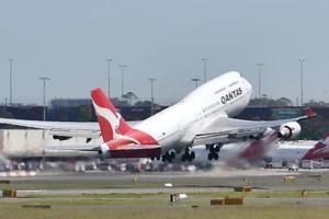 Máy bay của hãng hàng không Qantas Airways cất cánh từ sân bay Sydney (Australia). Ảnh: AFP/TTXVN