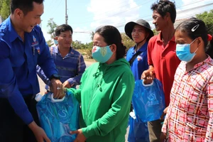 Trao tặng nước sạch đến bà con vùng hạn, mặn tỉnh Tiền Giang