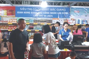 Người lao động mua hàng giảm giá tại Co.opmart Bắc Giang