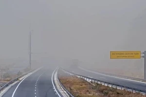 Bụi bay mù mịt làm hạn chế tầm nhìn của tài xế trên cao tốc Nha Trang - Cam Lâm