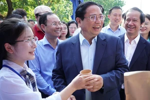 Thủ tướng Phạm Minh Chính thăm một gian hàng của HSSV tại Ngày hội