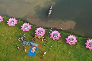 Hạ thuỷ 7 đoá sen khổng lồ giữa sông Hương kính mừng Đại lễ Phật đản PL.2568